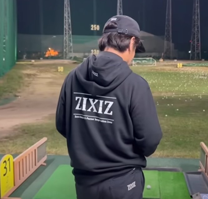 初パーカーを数量限定で発売しました。